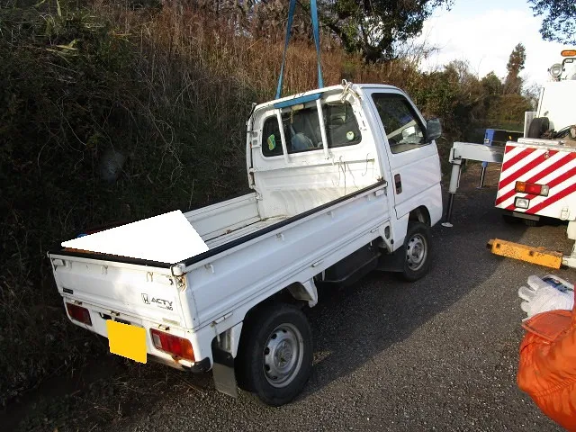 軽トラック脱輪引き上げ作業 クレーンで一発です 佐賀県・小城市・協和