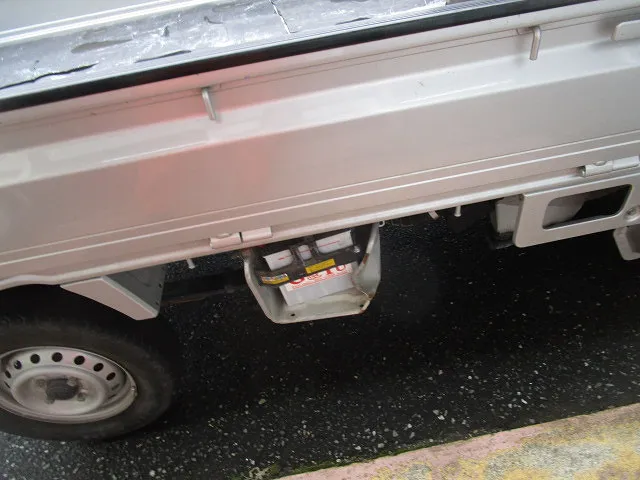 ★軽トラック　バッテリーケース交換　ぐしゃぐしゃです　佐賀県・小城市・協和自動車