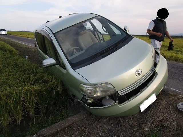 #田んぼに落ちた車を引きあげます　クレーン吊り上げ作業