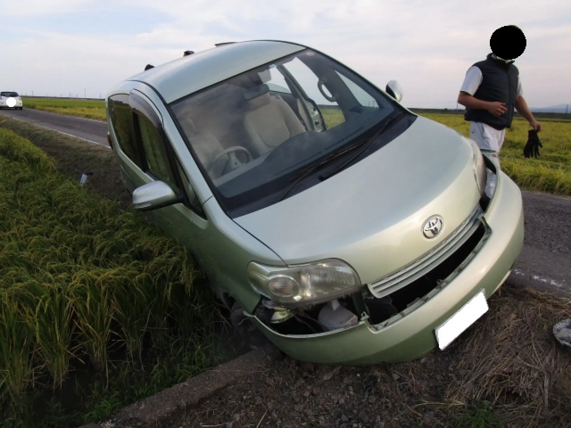 田んぼに落ちた車を引きあげます クレーン吊り上げ作業