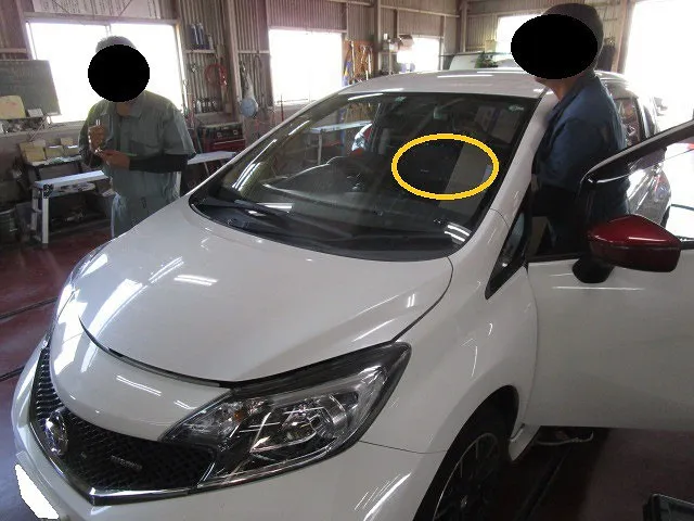 ＃日産ノート　フロントガラス割れてるので不合格・・交換です