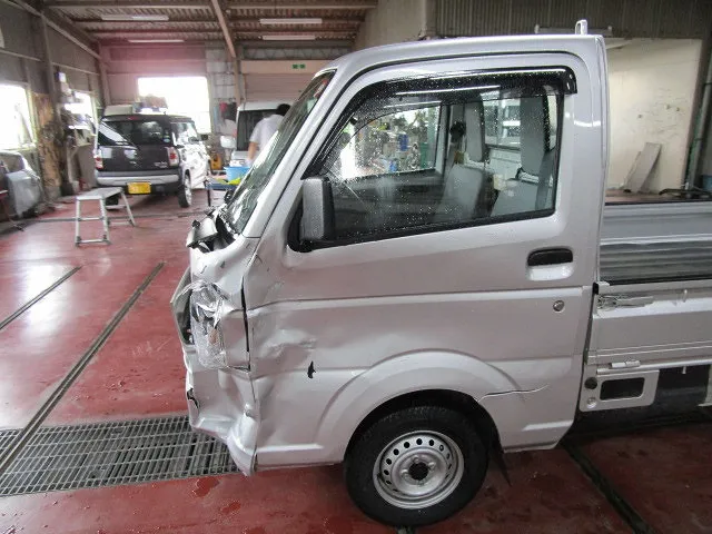 ★キャリートラック　板金塗装事例　大事故　インパネ分解　フロントパネル損傷　フロア修理　ガラス外し