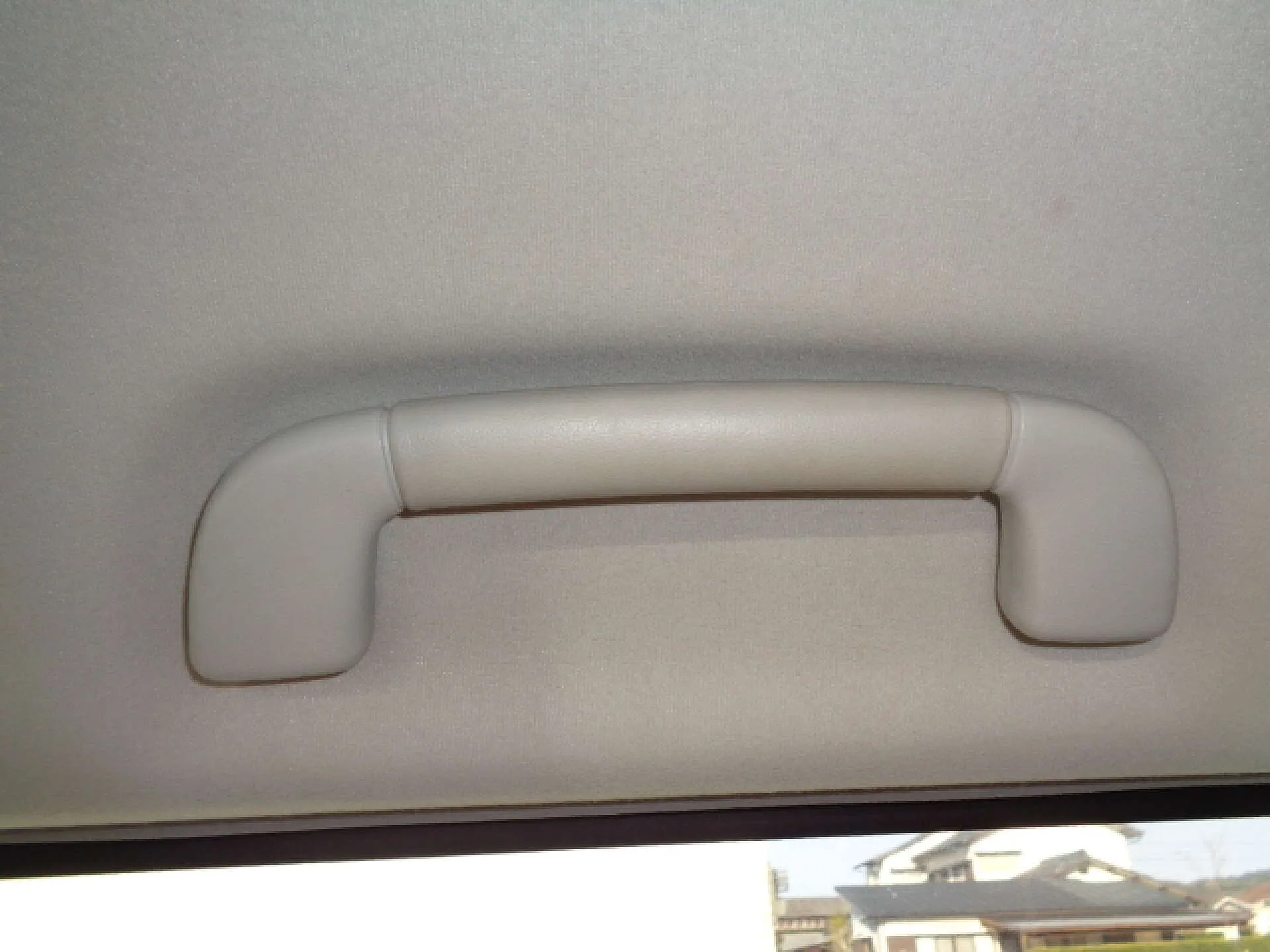 車のカタカタ音はパンクですか？