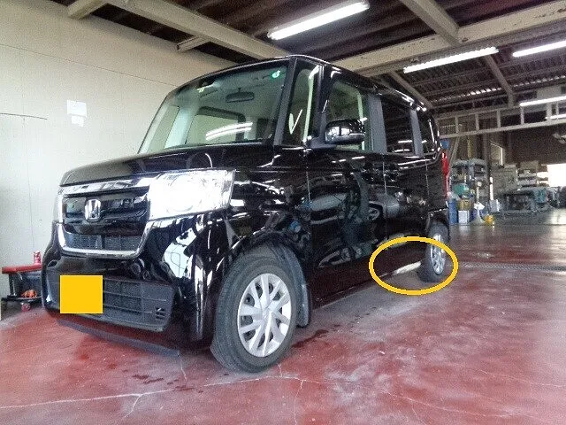 N-BOX　スライドドア車のロッカーパネル板金は大変です