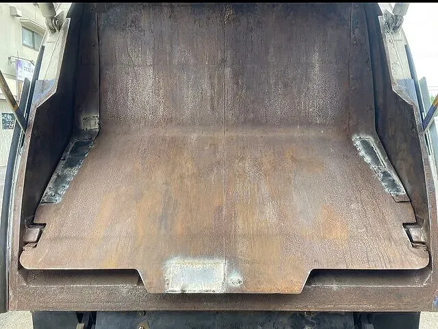 田川郡　内部錆穴補修・錆止め塗装処理　いすゞ フォワード パッカー車│鈑金塗装