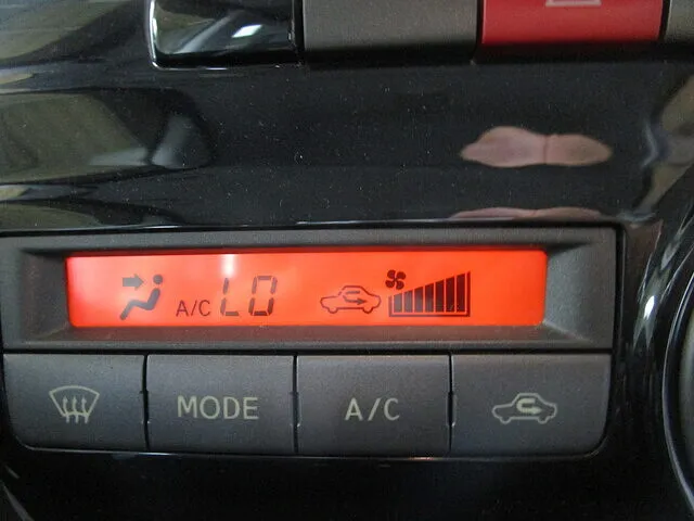 宮城県亘理郡　ダイハツ タント カスタム　エアコン修理　エアコン配管クリーニング　エアコンガスチャージ