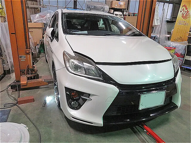呉市　フロント・サスペンション交換　トヨタ プリウス　ZVW30