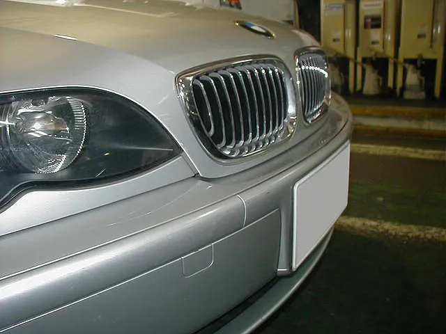 大阪市北区 板金塗装 BMW フロントバンパーの歪み修理