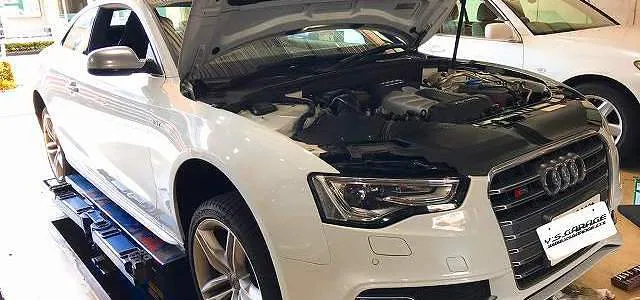 Audi エンジンオイル - 自動車
