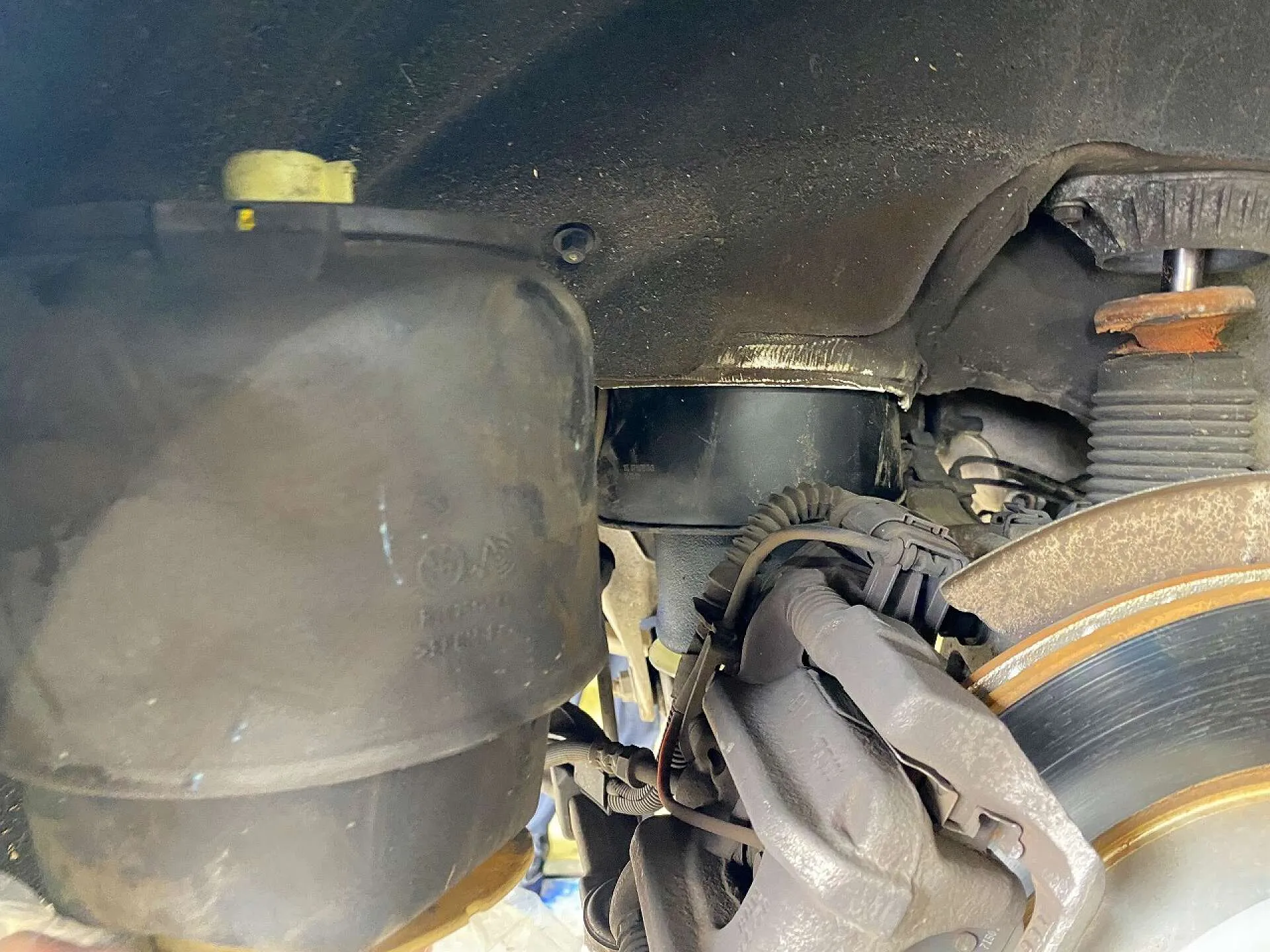 523i F11 駐車中車高が下がる リアエアサス交換 523i F11 駐車中車高が下がる リアエアサス交換