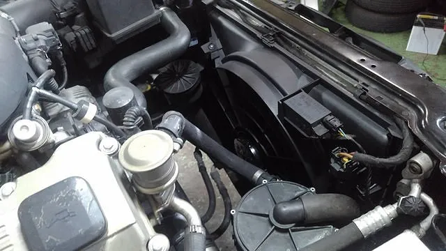新潟市西区　BMW　E46　３１８i　冷却水漏れ