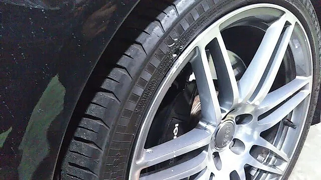 新潟市西区　パンク修理　Ａｕｄｉ　タイヤに釘が刺さっている　Ｋ様