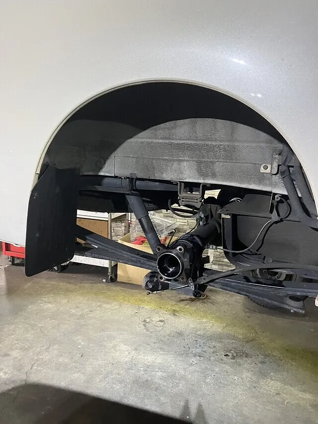 大東市　足回りのオイル漏れ修理　ハブシール交換　日産 キャラバン｜車修理