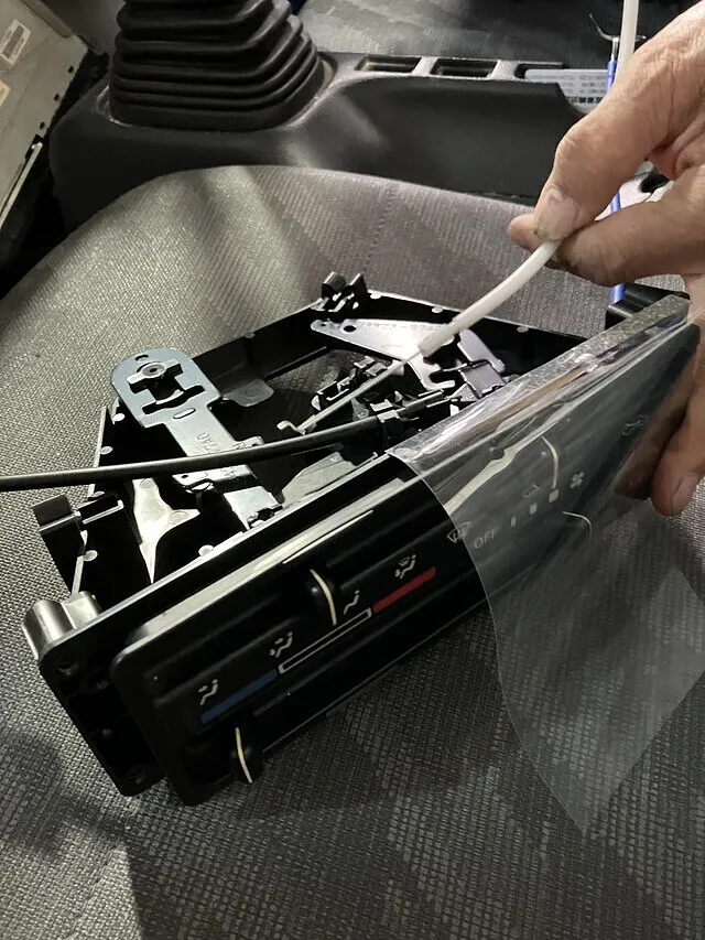 大東市　エアコンパネル交換　スズキ キャリイ｜車修理