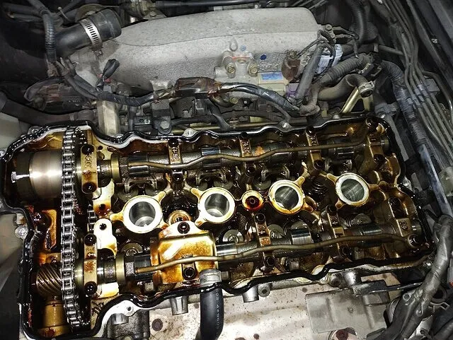 大東市　エンジンオイル漏れ修理　タペットカバーパッキン交換・リアブレーキパッド交換　日産 シルビア｜車修理