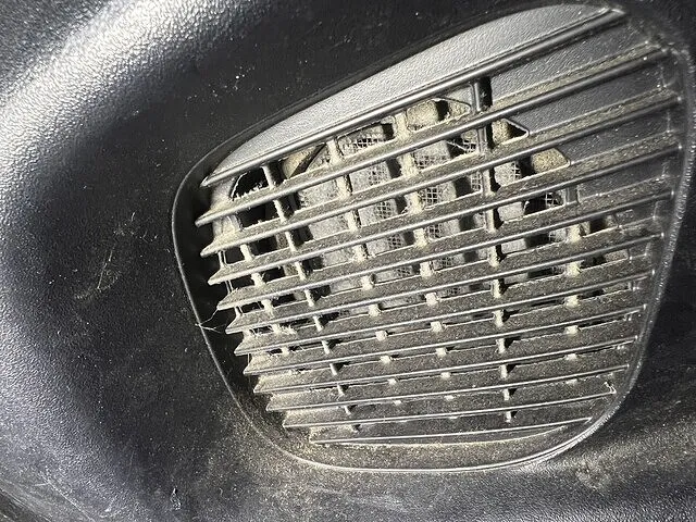 大東市　ハイブリッド警告灯の点灯修理　ハイブリッドバッテリーの冷却ファンフィルター清掃　トヨタ アクア｜車修理