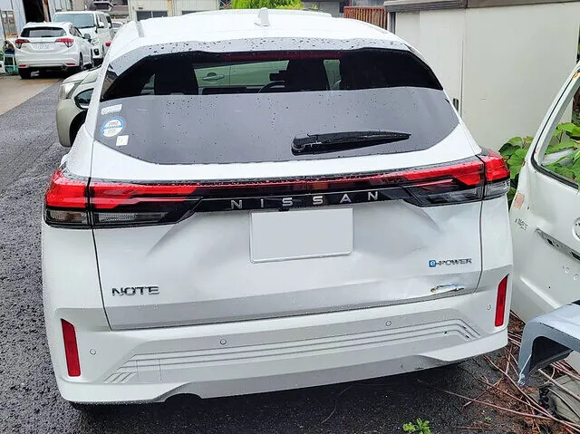 日産 ノート　リアゲート交換｜堺市　板金塗装