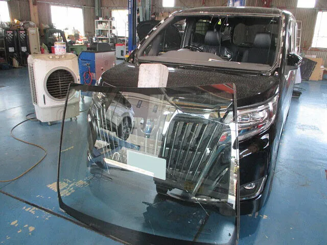 トヨタ エスクァイア　フロントガラス交換・アンテナ類交換など｜堺市　板金塗装