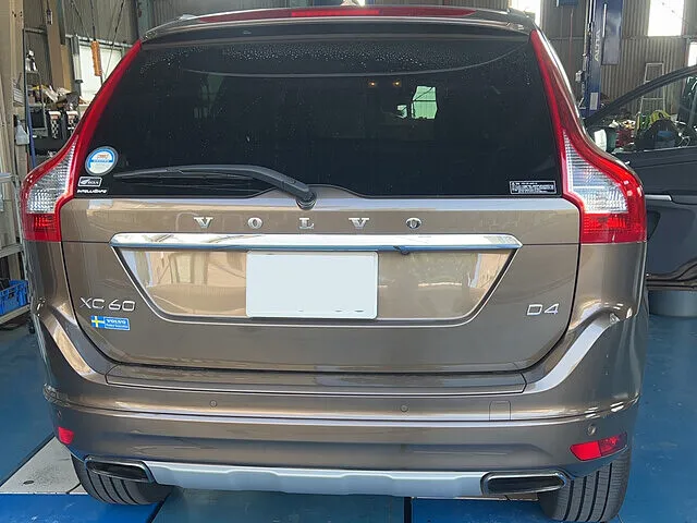 ボルボ　リアバンパー キズ・へこみ修理（板金塗装）　右リアテールランプ交換｜堺市　板金塗装