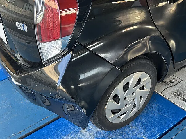 堺市　リアバンパー交換・リアパネル板金塗装　キズ・へこみ修理　トヨタ アクア｜板金塗装