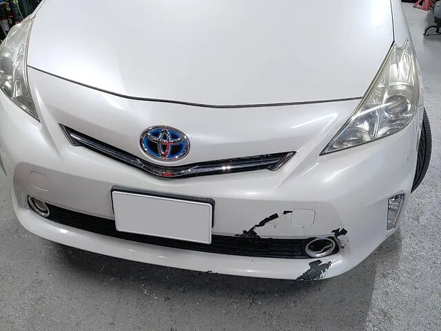 堺市　フロントバンパー交換・フォグランプ交換・ボンネット板金塗装　トヨタ プリウスα｜板金塗装