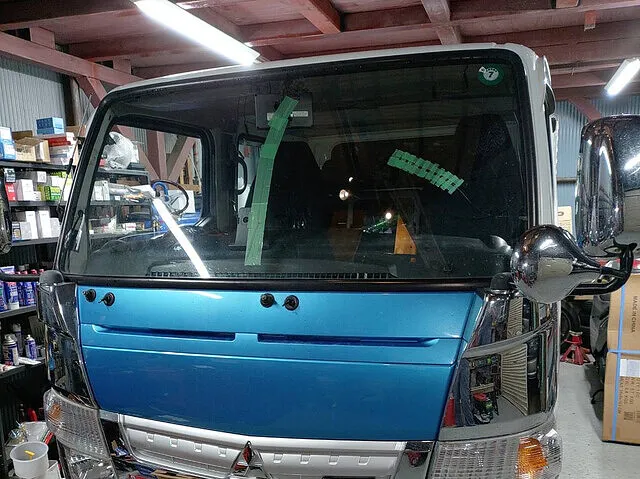 大阪市　フロントガラス交換　三菱 キャンター　トラック修理