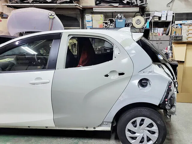 堺市　リアドア・リアクォーターパネル・リアバンパー交換　キズ・へこみ修理　トヨタ ヤリス｜板金塗装