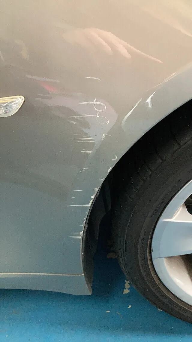 BMW 5シリーズ　リアバンパー・リアフェンダー　キズ・ヘコミ修理　塗装剥がれ修理│堺市　板金塗装