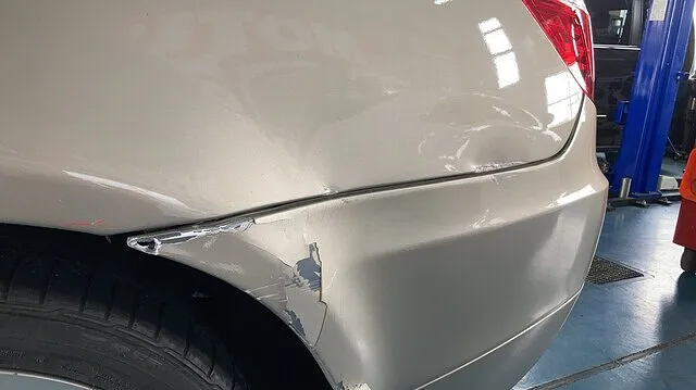 BMW リアバンパー 塗装剥がれ修理│堺市 板金塗装 BMW リアバンパー 塗装剥がれ修理│堺市 板金塗装
