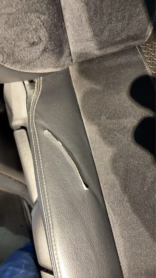 自社代車ホンダ　N-BOXカスタム　レザーシートの切れ