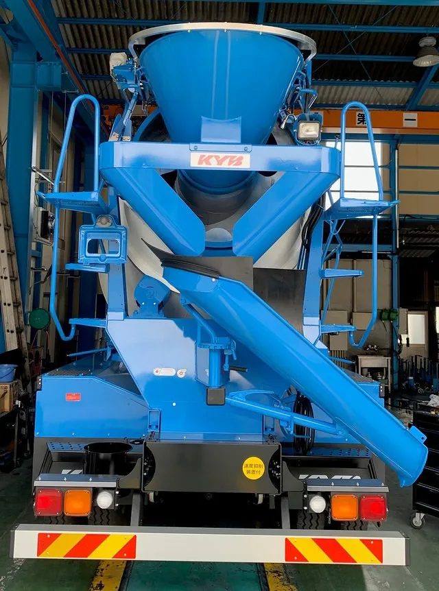 KYB ミキサー車　電動ホッパーカバー取付