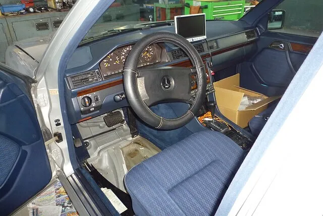 ベンツ W124 300D 純正カセットデッキ 修理 三重県