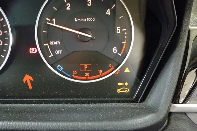 BMW F48 X1 車両動き出し注意 修理 三重県 津市
