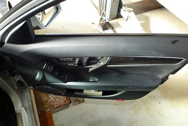 ベンツ W204 C180 ドア開かない 修理 三重県 津市