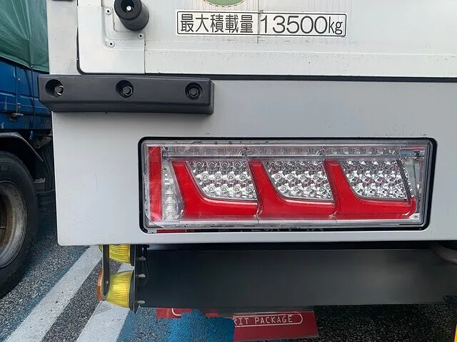 兵庫県 西宮市　テールランプ交換　いすゞギガ