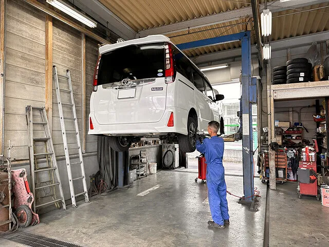 トヨタ ノア　エンジンオイル交換　タイヤ交換│坂出市　車検・整備