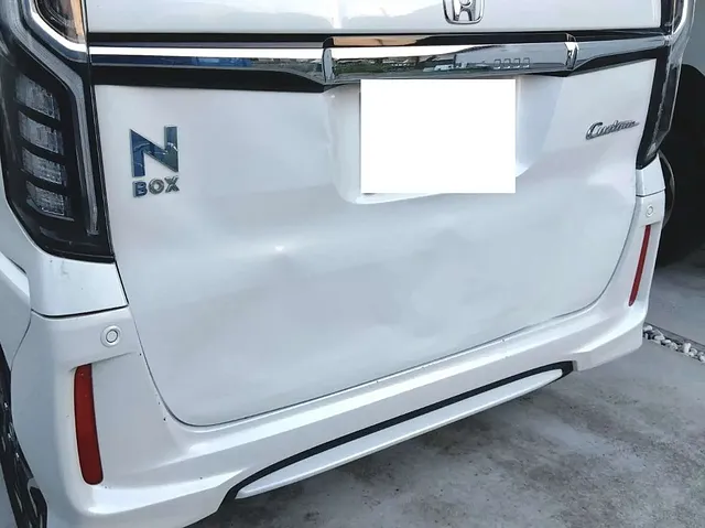 宇田津町　おかま事故修理　リアバンパー・バックドア　キズ・へこみ修理　ホンダ N-BOX｜鈑金塗装
