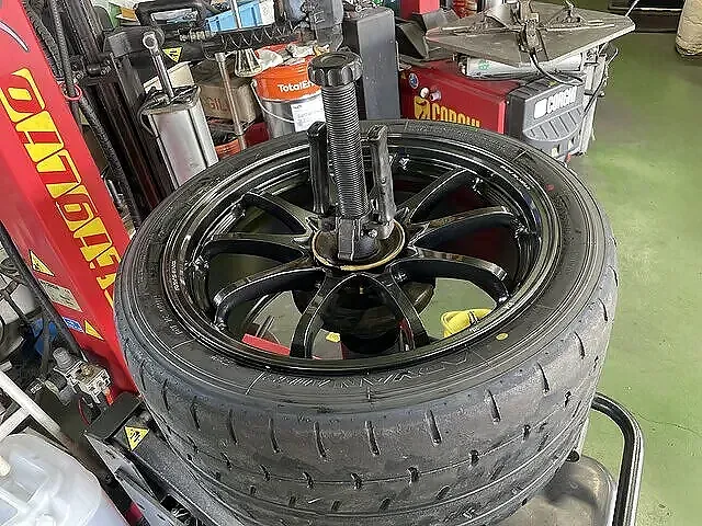 タイヤ組替作業