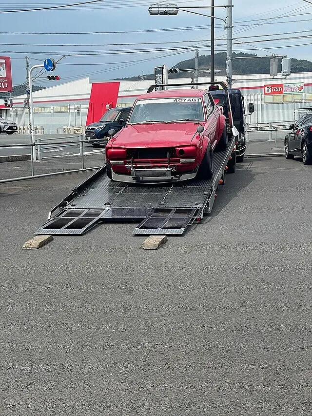 島根県江津市より、圧倒的な存在感を放つ「赤いハコスカ（スカイライン KGC10）」のアライメント調整をご依頼いただきました。