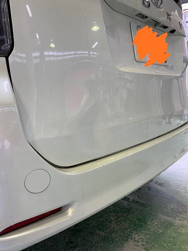 大東市　鈑金塗装　トヨタ　ヴォクシー　リア　ゲート　ヘコミ修理