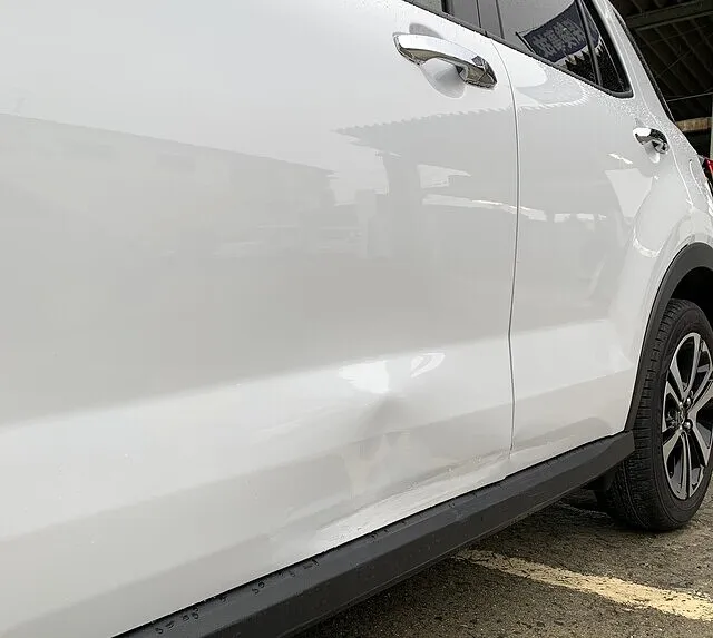 大東市　鈑金塗装　トヨタ　ライズ　左フロントドア　ヘコミ　修理