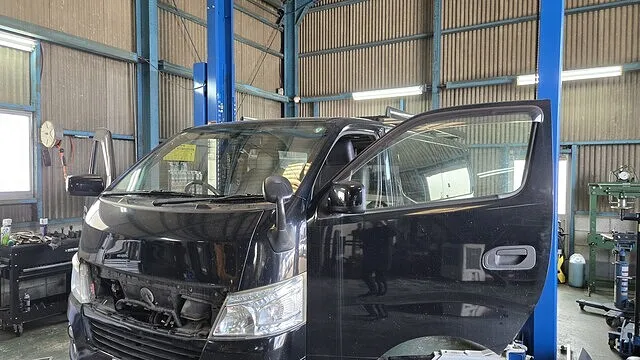 日産 キャラバン　エアコンの効きが悪い　エアコンガス漏れ修理　エバポレーター交換│豊橋市　車修理