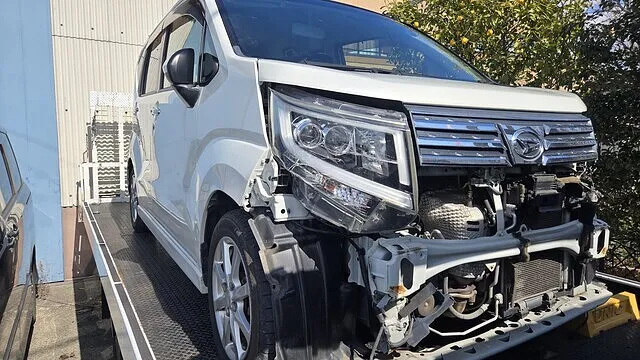 ダイハツ ムーヴ カスタム　事故修理　フロントバンパー・フロントドア　キズ・へこみ修理｜豊橋市　鈑金塗装