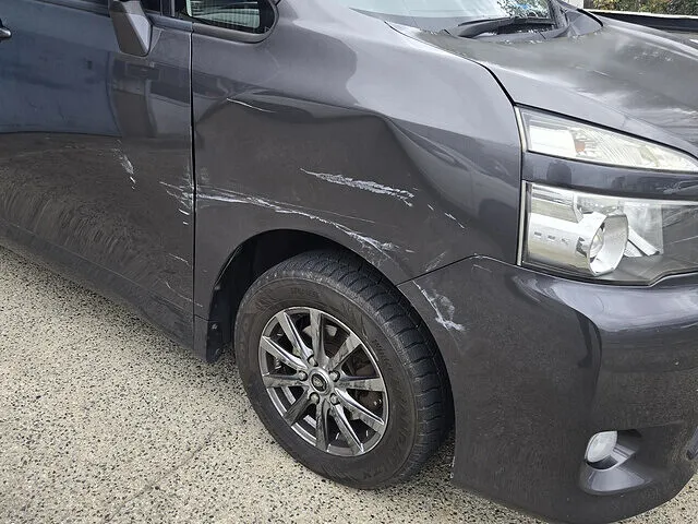 豊橋市　フロントフェンダー・フロントドア　擦り傷修理　トヨタ ノア｜鈑金塗装