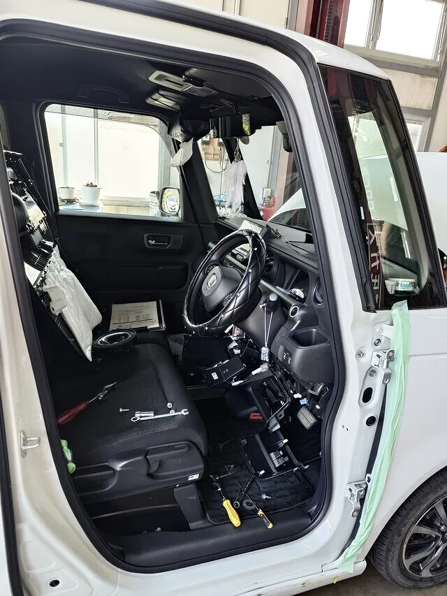 南足柄市　ホンダ N-BOX　ドア交換（組み換え）│修理