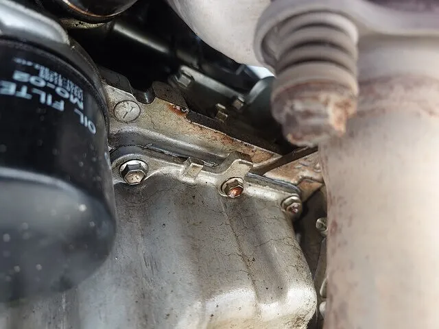 南足柄市　エンジンオイル漏れ修理　ヘッドカバーパッキン交換　スズキ アルト│修理