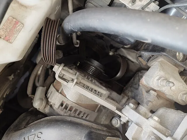 南足柄市　警告灯の点灯修理　ファンベルト交換　トヨタ ヴォクシー│車修理