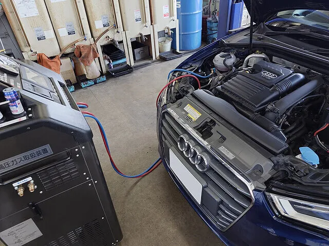 南足柄市　エアコンの効きが悪い　エアコンガスクリーニング　アウディ│車修理