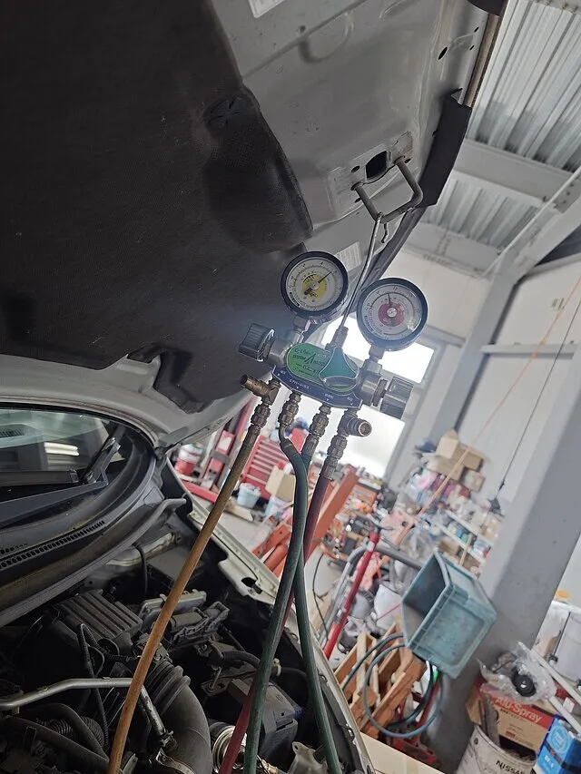 南足柄市　エアコンが冷えない　電動エアコンコンプレッサー交換　ホンダ フィット│車修理