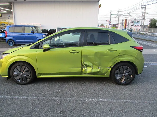 橿原市ノートRフェンダー交換作業